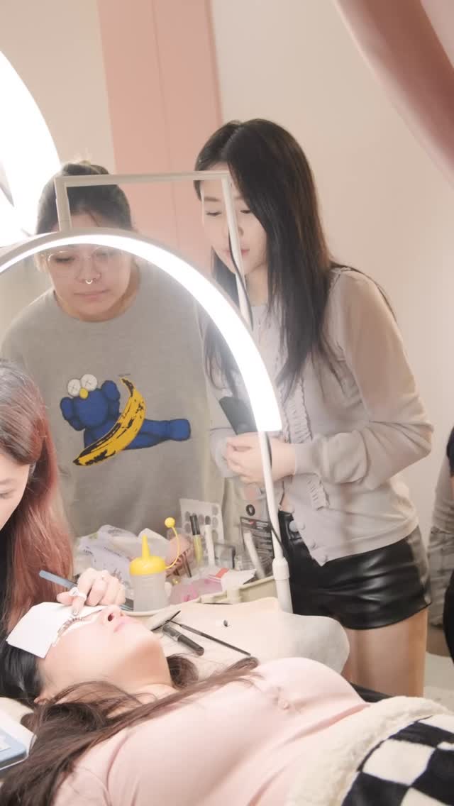 Here’s a peek into our 3-day closed door training where we invited a (secret!) celebrity lash artist to train Dlash lash artists ✨
Our lash artists are constantly learning from the best in the industry to bring you beautiful and trendy lashes, ensuring the top technique and precision every time. 💯