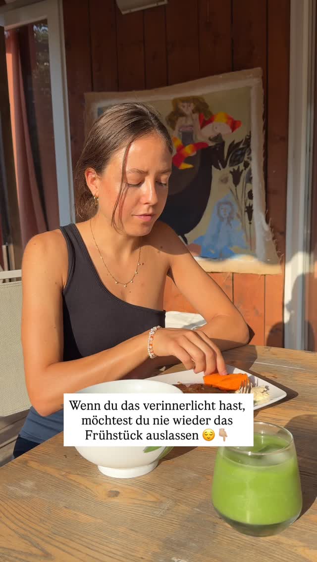Viele Frauen unterschätzen, wie wichtig die erste Mahlzeit am Tag wirklich ist. Wenn du innerhalb der ersten 2 Stunden nach dem Aufwachen frühstückst, gibst du deinem Körper ein klares Signal: „Du bist sicher, du bekommst Energie, du musst nicht im Stressmodus bleiben.“ Das hilft, Cortisol zu regulieren, Insulin zu stabilisieren und deine Schilddrüse sowie deine weiblichen Hormone optimal arbeiten zu lassen.
🔑 Ein wichtiger Punkt: Frühstück darf gerne herzhaft sein – Eier, Avocado, Nüsse, Gemüse, ein gutes Brot. Damit startest du nicht nur satt, sondern auch hormonfreundlich in den Tag.
Und wenn du morgens direkt zum Sport gehst? Dann greif zumindest zu einer Handvoll Nüsse – das reicht schon, um deinem Körper zu zeigen, dass er nicht weiter auf „Notprogramm“ läuft.
👉🏼 Denn: Wenn du das Frühstück immer wieder ausfallen lässt, läuft dein Körper Gefahr, dauerhaft in einen Stressmodus zu kippen. Das kann sich auf deinen Zyklus, deine Energie, deine Stimmung und sogar auf dein Hautbild auswirken.
Also denk dran: Dein Frühstück ist viel mehr als nur Essen – es ist ein wichtiger Baustein für deine hormonelle Balance. 💛🥑🍳
#hormonfreundlicheernährung #hormoncoaching #zykluscoaching #menstruationszyklus #ernährungstippsfürfrauen #hormonfreundlich #hormonbalance
