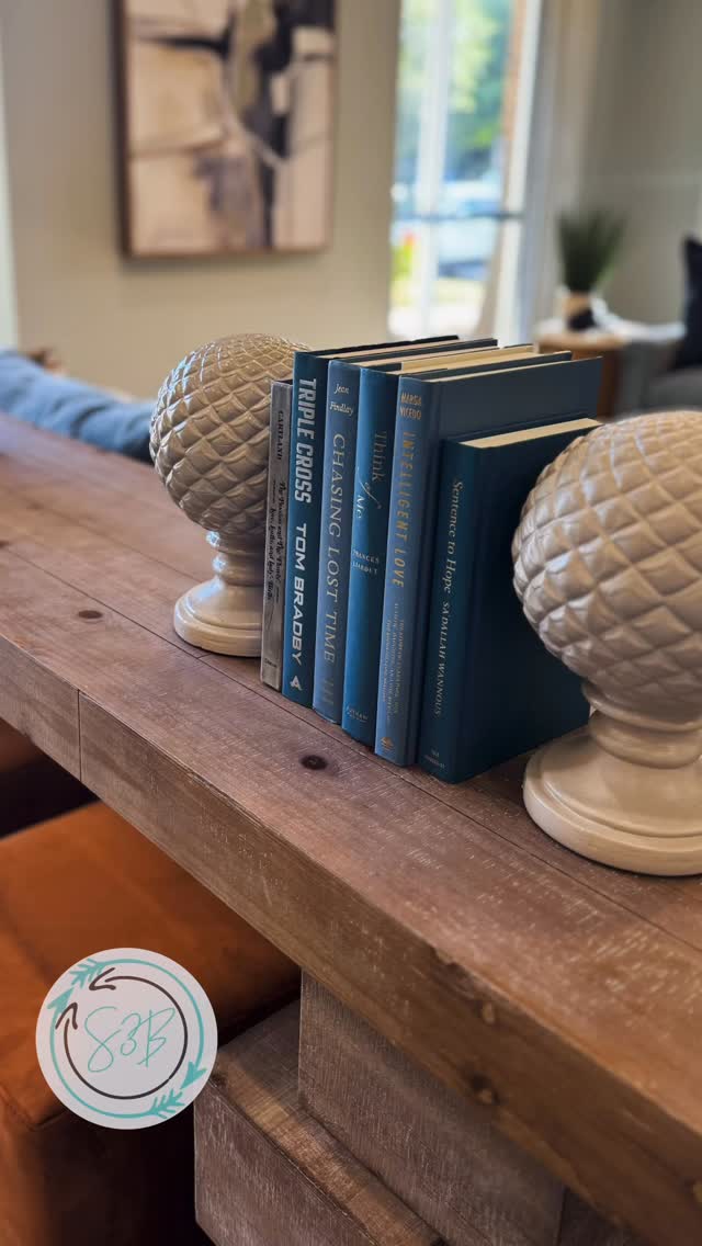 Amenities Refresh Complete! We are keeping it classy in true Charleston style with saturated blue colors, lots of organic texture and local coastal artwork. This is LIVING!
#greystarliving #multifamilydesign #coastalliving #coastaldesign #bluedesigns #charlestonsc #thisisliving #amenitiesdesign #studio3binteriors