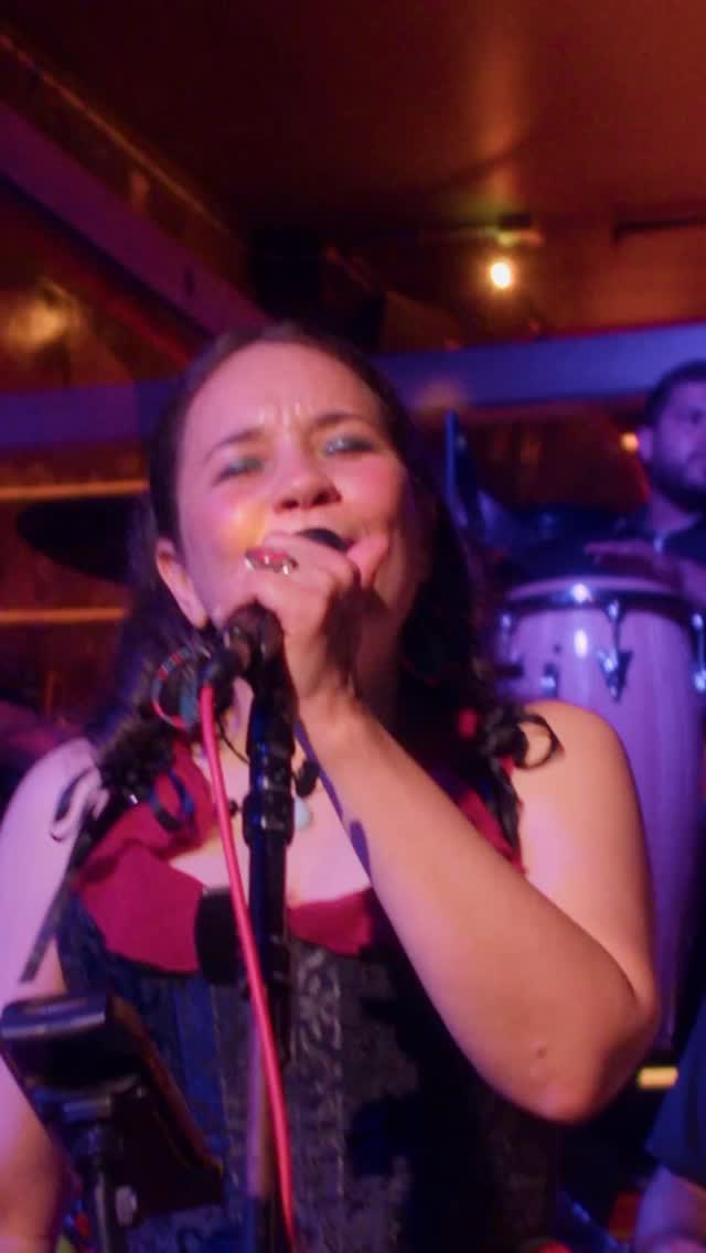 La energía siempre ha estado ahí, esperando pacientemente a que escuchemos su llamada… Que tal si le damos un chance? 😉❤️💃🏻🎶
Clip by the fabulous @joseanntejeda
#mabimusic #mabi #aquiahora #latinmusic #newmusic #nycmusic #musiclaunch #livemusicnyc #albumrelease #tropicalmusic