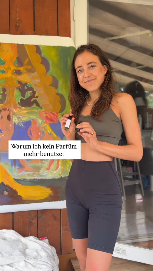 Früher habe ich Parfüm geliebt – dieser eine Spritzer am Morgen hat mir das Gefühl gegeben, „fertig“ zu sein.
Doch irgendwann habe ich angefangen, genauer hinzuschauen, was eigentlich in diesen Düften steckt. Viele herkömmliche Parfüms enthalten Stoffe, die als endokrine Disruptoren wirken können. 🧐
Das heißt: Sie greifen in unser Hormonsystem ein, stören die feine Balance und können langfristig Auswirkungen auf Gesundheit, Stimmung und Wohlbefinden haben – ohne dass wir es direkt bemerken. 🙂↕️
Gerade synthetische Moschusverbindungen, Phthalate oder bestimmte Fixateure stehen im Verdacht, hormonelle Prozesse zu beeinflussen. Und das Verrückte ist: Wir tragen sie täglich direkt auf die Haut, den ganzen Tag, oft über Jahre hinweg.
Darum habe ich für mich entschieden: Kein Parfüm mehr.
Stattdessen nutze ich inzwischen reine ätherische Öle. Sie sind pflanzlich, frei von problematischen Zusätzen und lassen sich individuell mischen – mal beruhigend mit Lavendel, mal erfrischend mit Zitrusnoten oder erdend mit Holz- und Harzdüften. So kann ich Düfte genießen, ohne meinen Körper mit unnötigen Risiken zu belasten.
Was ist dein Lieblingsduft?🌸
#ätherischeöle #endokrinedisruptoren #frauengesundheit #parfümverzicht #parfümstofffrei #hormonbalance #zyklusbeschwerden #hormondysbalance
