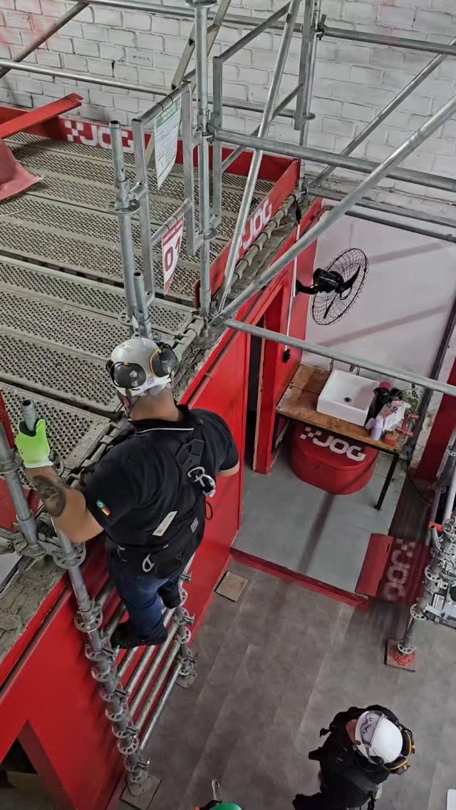 Ontem foi dia de capacitação! 🚧💪
Nossos montadores participaram do Treinamento NR33 – Segurança em Espaços Confinados.
Foram horas de prática e aprendizado para garantir ainda mais segurança, preparo e confiança em cada projeto.
👉 Aqui na JOG, acreditamos que cuidar das pessoas é cuidar do futuro.
#SegurançaEmPrimeiroLugar #Treinamento #NR33 #Andaimes #jogandaimes #