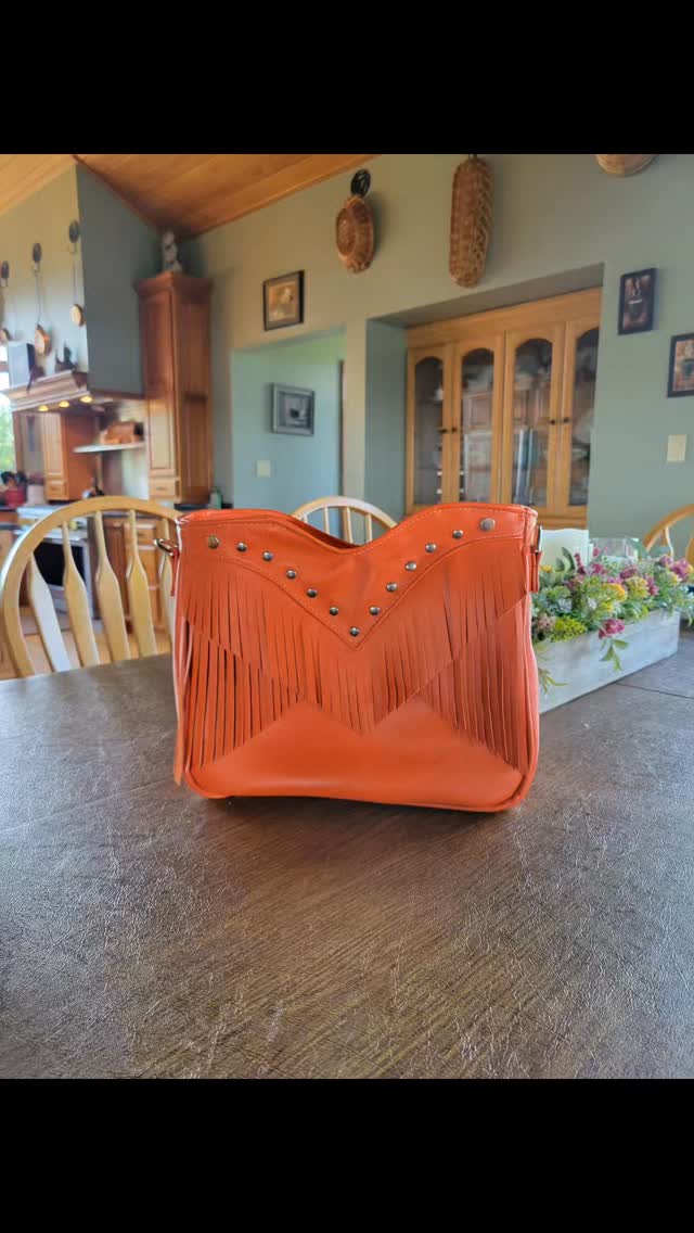 I wanted a bag with a little fringe, which is hugely popular this fall. It also had to be orange for football season. I came across Harmany, a pattern by Shamballa Designs. This crossbody is made out of Italian leather and has chrome hardware. The interior has a zipper pocket, and the lining is made out of cotton. This will be a nice accessory on game day.
#crossbodybag #custombag #leathercrossbody #shamballa #shamballabagdesigns #fallfringe #gameday