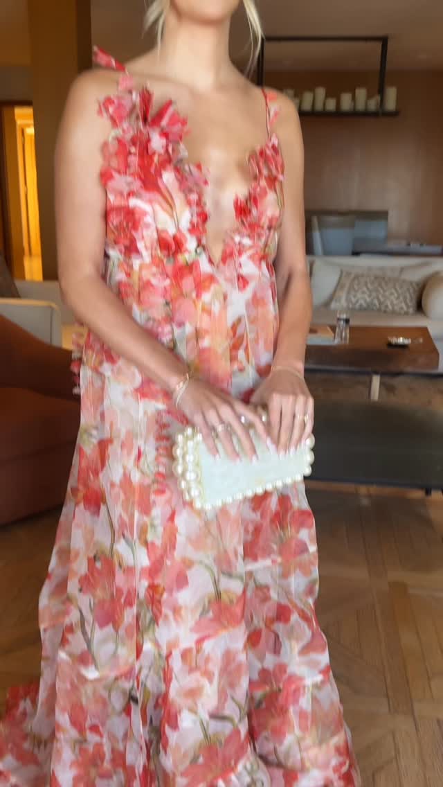 My beautiful bride Whitney in red for her Welcome Party! Bronzy golds on the eyes with a sheer rosy lip and an undone messy mid height bun 💋So much fun glamming with Whitney all weekend at the @ritzcarltonbacarasb
Planning @luckeleven_events
Bride @whitneyhansen
