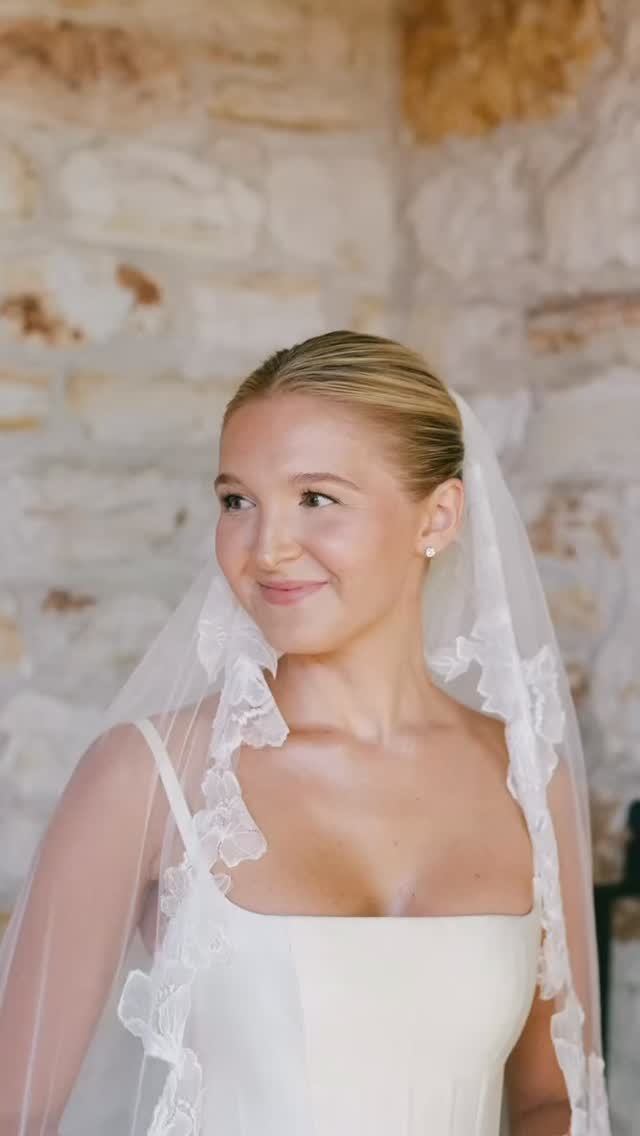 Fresh glowy natural and the most beautiful smiles! Love these bridal portraits of our gorgeous bride Melissa ✨🤍
Planning @ninamoore
Photo @kristinaadamsphoto
Floral @tayloranneco
Beauty @marla_hairandmakeup