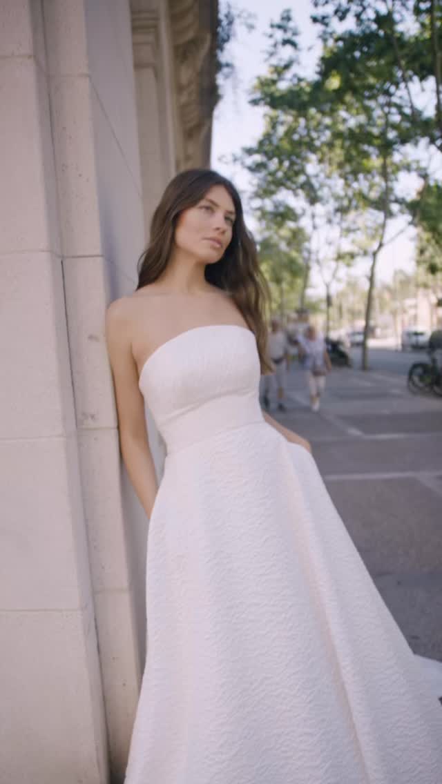 @jesuspeiroofficial 2614 is here, fresh from Barcelona.
Perfect for brides looking for a strapless style with a difference this beautiful brocade dress features a crescent shaped neckline that fits at the waist with a full volume skirt.
I love the geometric brocade on this dress and think that it’s looks like tiny flowers close up.
And obviously, like any Jesus Peiro dress…it has pockets!
•
•
•
•
•
#jesuspeiro #jesuspeiro2614 #straplessweddingdress #weddingdress #bride #bridetobe #weddingdressshop #warwick