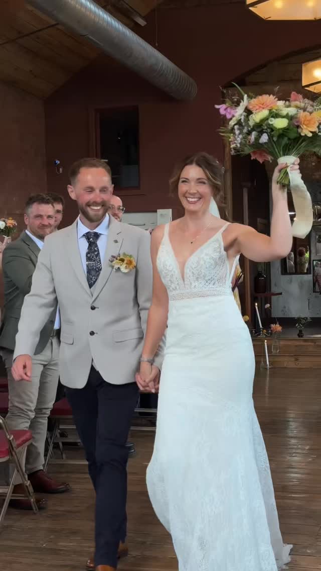 Had an epic few hours for James & Larissa a couple of weeks ago at one of my all time faves @events_at_victoria
Working alongside @mirl.and.co who is simply just a ray of sunshine!
Yes, Larissa’s horse did turn up wearing a flower crown, because why the hell not?! A wonderful couple who did things their own way and couldn’t stop smiling or laughing!
__
@larissap89 & @jamespatton_photography
Venue - @events_at_victoria @sheffieldweddingvenues
Photographer - @mirl.and.co
Content Creator - @_therelaxedbride
Florals - @greystoneflowers
MUA - @laurataffbridal
Hair - @lauras_hairway
Dress - @emilybridalwear
Rings - @tiago_jewellery
Suits & Shoes - @revolvermenswear
Guitarist/Singer - @sam.prowse.music
Band - @rocknsoulers
PhotoBooth - @vintagevolksbooth
Fabric Banner - @thebanneredit
#sheffieldwedding #sheffieldweddingvenue #relaxedweddingcontent #citywedding #horsesatweddings #kelhamisland #weddingcontent #summerweddings