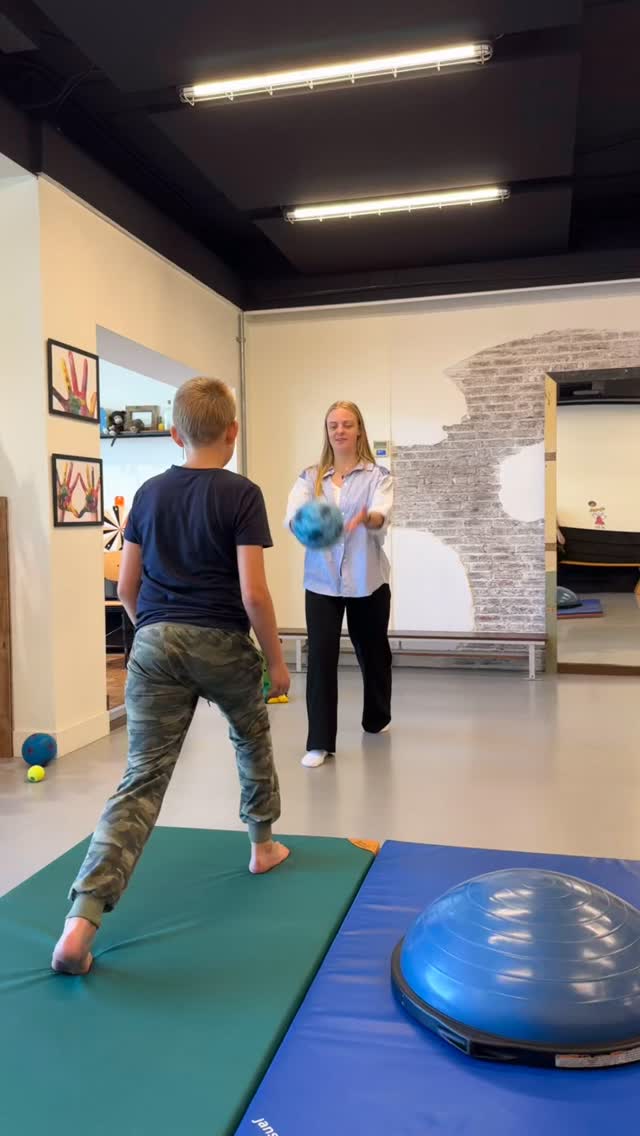 Dit is Babs, onze gezellige en spontane eindejaars stagiaire. Een aantal van jullie hebben haar al gezien tijdens de behandelingen en gelukkig is zij nog zeker tot het einde van dit jaar bij ons te zien! 🎉
#kinderfysiotherapie #kinderfysiotherapie #stagelopen #afstuderen #eindstage #eindejaars #motoriek #motorischeontwikkeling #kinderoefentherapie_zn #peuter #baby #kleuter #wormerveer #fijnemotoriek