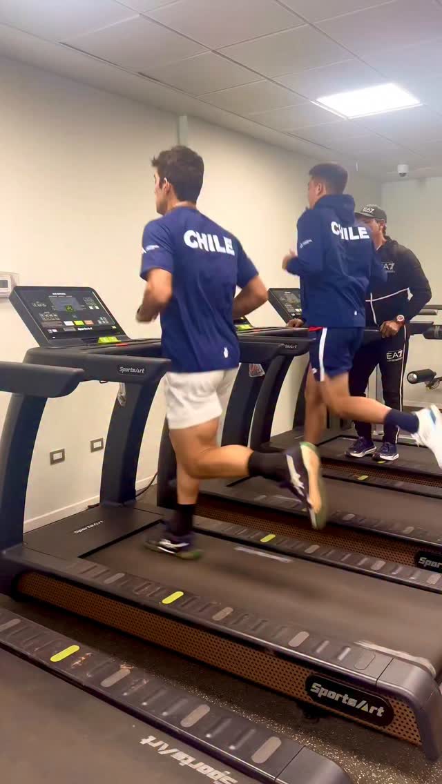 🇨🇱✨ Training blocks with the Chilean Davis Cup Team – where intensity meets precision.
@garincris @tomasbarriosv @matisototenis @diegotnis @dan1_nunez @benja__perez09 @_benjatorrealba_ @nicovillalonv @emporioarmani @daviscup @copadavis
#DavisCup #tennisfitnessmiami
#DuglasMethod #HighPerformance #TennisFitnessByDuglas www.tennisfitnessmiami.com