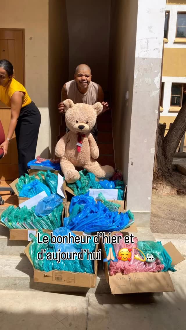 Des cahiers, des stylos, règles, taille crayon, feutres… et des sourires, de la joie sincère, la vraie vie 🙏🏻🥰 Merci à Nuno, à tous ceux qui nous ont aidé sur place, à l’équipe enseignante formidable et … merci à chacun d’entre vous: tout ça, c’est grâce à vous et à votre merveilleuse générosité 🥰 #uncrayonpourmonavenir #solidarité #capvert #donnerpourchanger #saovicente