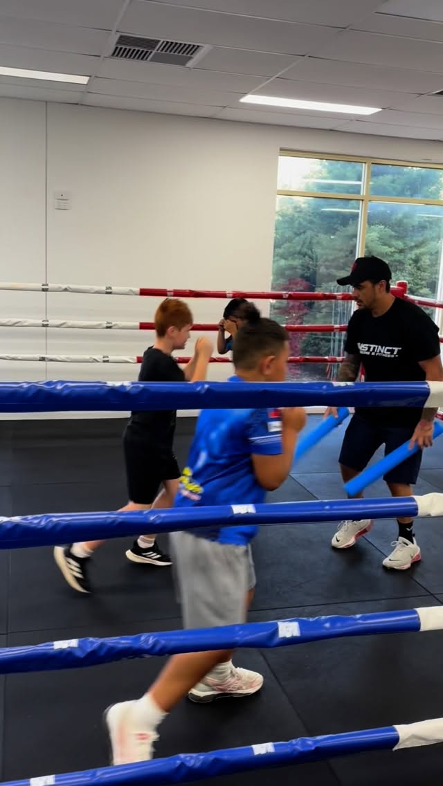 Friday Advanced Kids Class (Invite Only)
Warm-Up & Mobility (skipping, shadowboxing, reaction drills)
Partner Drills (combinations, timing, accuracy)
Defence Drills (blocks, slips, counters)
Footwork Drills (angles, pivots, ring control)
Technical Sparring (controlled rounds with focus on applying skills)
#BoxingKids #JuniorBoxers #FutureChampions #BoxingTraining #FootworkDrills #BoxingLife #BoxingCommunity #BoxingClass #BoxingGym #BoxingAustralia