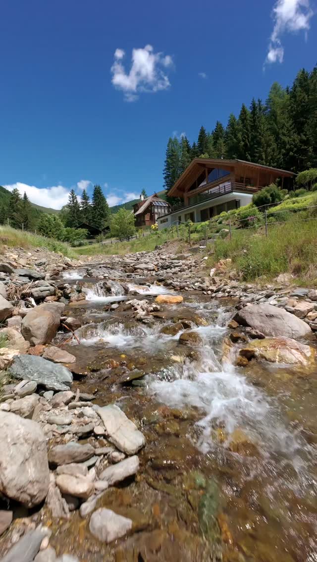 🏔️ Natur trifft Design. @chaletfalk
Das Chalet Falk steht für Slow Luxury – mit Panoramasauna, beheiztem Pool und atemberaubender Aussicht in die Berge.
Eine Auszeit für Familie & Freunde, bis zu 8 Gäste, ab 4 Nächten.
✨ Genau so funktioniert modernes Real Estate Marketing:
Durch dynamische FPV-Drohnenaufnahmen entsteht nicht nur ein Bild, sondern ein Erlebnis.
👉 Mit dynamischen FPV-Drohnenaufnahmen lassen sich Immobilien in einer ganz neuen Art präsentieren – emotional, einzigartig und wirkungsvoll.
#DroneService #RealEstateMarketing #FPVDrone #LuxuryLiving #ChaletFalk