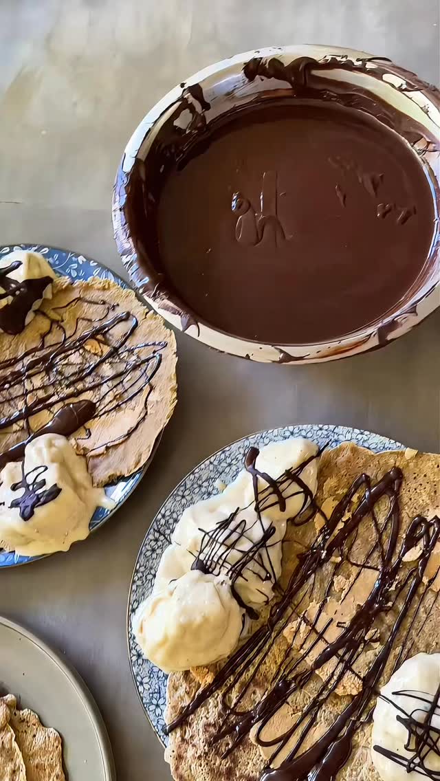 ✨ Eating at random times is one of the fastest ways to throw your body out of balance.
In Ayurveda, your digestive fire, your agni, works best on a schedule. When you eat at regular times, your body knows when to get ready, so food is digested and absorbed properly. When you don’t, it creates ama (toxins) and leaves you feeling heavy or tired.
Science agrees. Your circadian rhythm and nervous system love routine. Predictable meals shift the body into rest and digest mode, so you feel calmer, energised, and more focused.
It also balances the doshas:
🌬 Vata feels grounded
🔥 Pitta avoids fiery hunger crashes
🌿 Kapha stays light without constant snacking
Think of meal times as medicine. Regularity nourishes not just your body, but also your nervous system. ✨