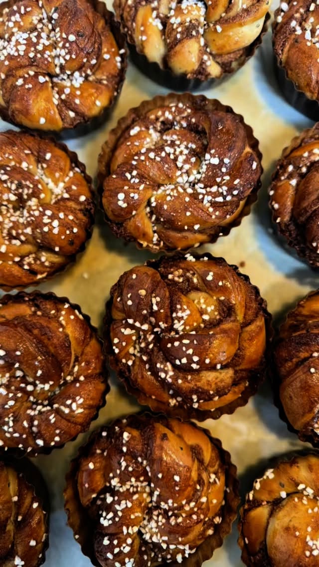 🎉Fresh batch of Swedish sweet buns ready for you!😁
Choose from our very popular Cardamom Bun—but only if you REALLY like cardamom and gooey, caramelized goodness!💛
Or our Cinnamon Bun topped with Swedish pearl sugar and filled with a delicious blend of cinnamon, brown sugar, and a touch of almond.
It’s the weekend—so treat yourself!☺️
#lemonsagemarket #swedishbakery #fika #freshbaked #madefromscratch #treatyoself