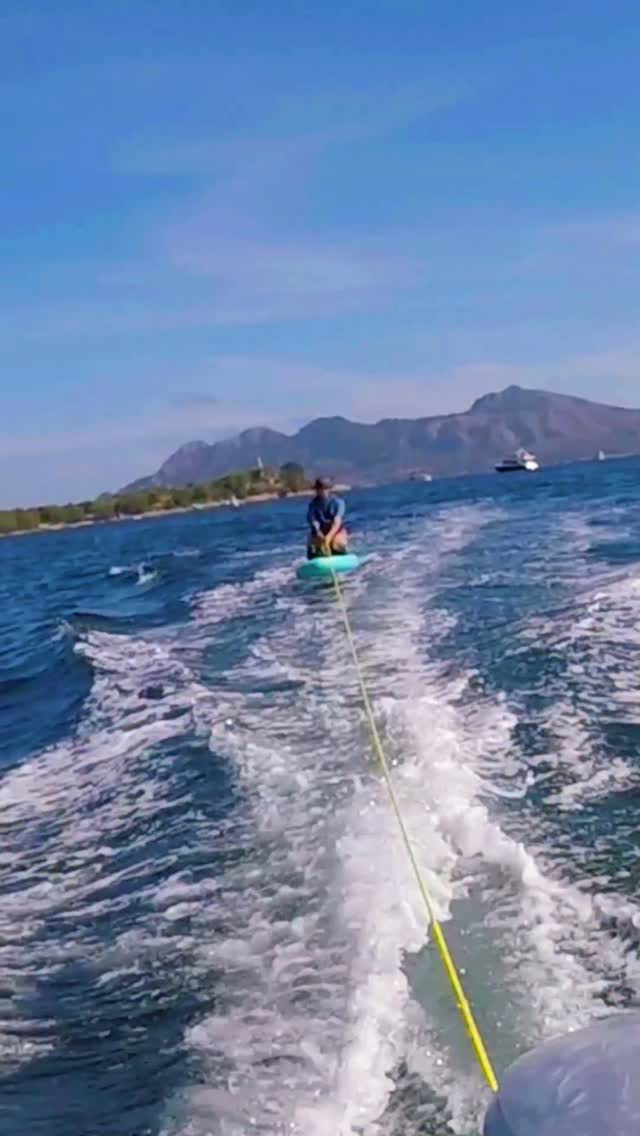 No wind? No problem. This is how it looks when Claudia gets picked up… 🚤😉 #foilfun #justfoiling #ridethefoil #nowindnoproblem #gong #hipe #yetanothersailingcouple #happysailor #claudiaisfoiling #adventureofalifetime