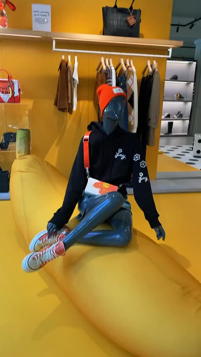 It’s finally here. Nothing but the boldest for this beautiful Marc Jacobs store located on Regents Street. A store so attractive, we just had to come back and see how their new pieces looked🍌🎲💙
Which part of the store is your favorite?
#stylo #marcjacobs #london #graphics #wow #attractive #storefront #regentstreet #celebrity #designerfashion