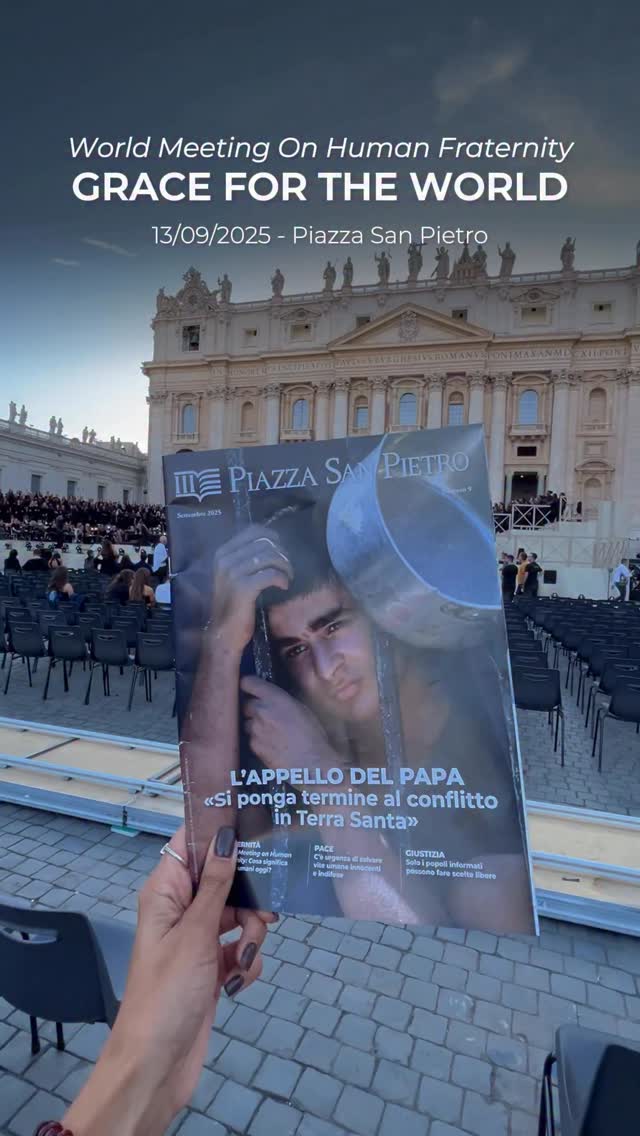 Con #AccadeInPiazza riviviamo le emozioni del World Meeting on Human Fraternity, che il 13 settembre ha trasformato Piazza San Pietro in un abbraccio di fraternità e speranza.
In occasione dell’Incontro Mondiale sulla Fraternità e del Giubileo 2025, la Basilica ha accolto un concerto che ha unito musica, luci e tecnologia in un abbraccio universale.
Sul palco, Pharrell Williams e Andrea Bocelli, insieme ad artisti di fama internazionale hanno intrecciato note e parole in un potente messaggio di fraternità e speranza, guidati dalla direzione musicale di Adam Blackstone.
Sopra le nostre teste, oltre 3.000 droni che hanno disegnato nel cielo romano un mosaico di luce ispirato alla Cappella Sistina, trasformando la notte in un racconto di bellezza condivisa.
Questo video raccoglie i momenti più intensi di una serata che, come le pagine di Piazza San Pietro, custodisce storie in cui cultura, fede e unità si incontrano.
Guarda il video e lasciati avvolgere dall’energia di questa serata unica. ✨🎶