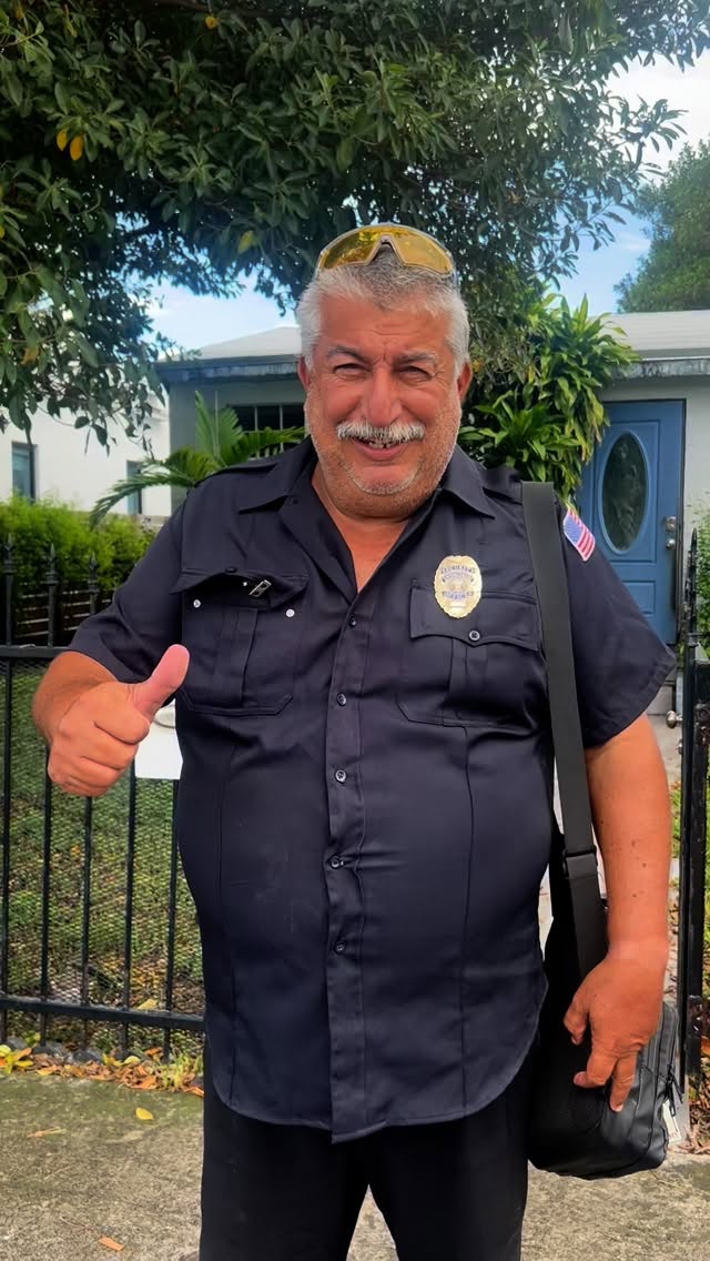 Horacio!
De la calle a la casa. De la casa al trabajo. Hoy paga renta. Tiene una moto. Ayuda a sus hijos. Y está feliz! Vamos que se puede! Una mano y arriba los corazones! Ánimo! Vamos a lograr que nadie duerma en la calle!
#homeless #endinghomelessness #hermanosdelacalle #housingfirst #invisiblepeople #miami