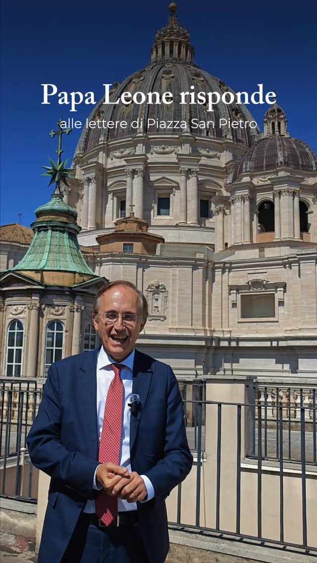Con #lerispostedileoneXIV vi condividiamo un approfondimento a partire dall’articolo “𝐈𝐥 𝐠𝐞𝐬𝐭𝐨 𝐝’𝐚𝐦𝐨𝐫𝐞 𝐝𝐞𝐥 𝐏𝐚𝐩𝐚”, firmato da Piero Damosso.
Papa Leone XIV continua la tradizione di rispondere ogni mese ai lettori di Piazza San Pietro: un gesto di prossimità che unisce fede, dialogo e cura delle persone, in un mondo che spesso sembra andare contro i principi fondamentali di umanità e fraternità. 🌍✝️
Un gesto semplice ma profondo, che diventa segno di speranza e di vicinanza concreta.
👉 Guarda il video con Piero Damosso 🎥, seguici su @piazzasanpietromagazine e sfoglia la rivista online sul nostro sito.