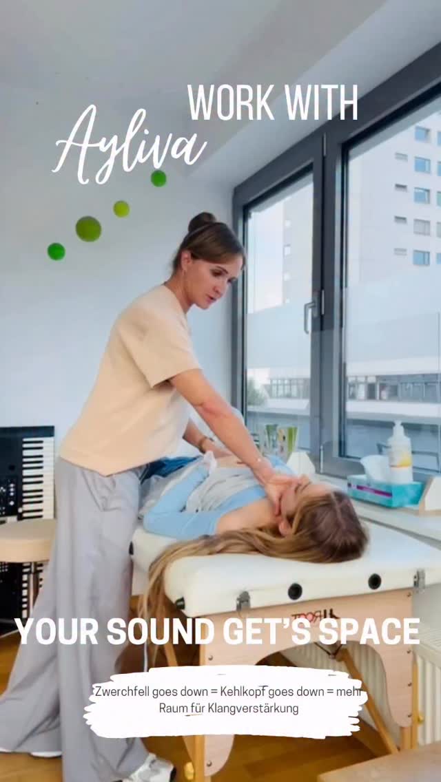 Your sound get‘s space
Ayliva schafft diese Umsetzung in Perfektion.
Mit meiner Methode lockere ich die Kehlkopfmuskulatur, so dass sie lernt flexibel zu werden und sich der Kehlkopf gut absenken kann.
Gleichzeitig behandle ich das Zwerchfell, denn auch das sollte sich gut absenken können, es entsteht ein sogenannter Trachealzug. Auch der Rachenraum wird größer und somit bekommt dein eigener Sound viel Raum.
Danke liebe Ayliva für so viel Menschlichkeit, soviel Miteinanderlachen, so viel tolle gemeinsame Zeit.
Und danke an Artan, der mich mit krassen Aufnahmen versorgt.
#nitaylivaauftour #Stimntraining #learnoninstagram #tipps #vocalcoaching #vocalcare