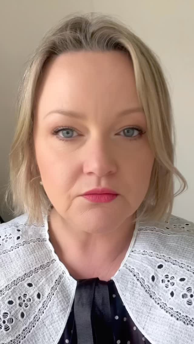 ðMy fellow HMUAs can you relate to this Fashion Week Scenario?
ðWhat are your thoughts?
#nikkimakeupandhair #makeupartist #hairstylist #fashionweek #makeupartistworldwide #fashionmakeup #fashionhair