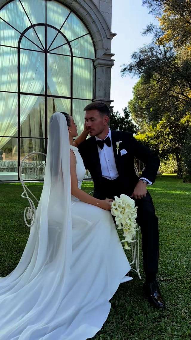 HELEN & DANIEL
28.09.2025
🤍
WOW, what a wedding!
A breathtakingly beautiful day for this gorgeous pair 🕊️
Such an honour to capture your incredible day, it was nothing short of magical✨
SO much more to post but for now…here’s the new and simply stunning Mr & Mrs Woods🤍
Venue - @solardalevada_lagodoscisnes
Planner - @veil_veu
Photography - @moisessoaresw_photographer
Dresses - @evalendel @madewithlovebridal
Makeup - @kiimmiki
Content creator - @forevermorecontent
Florist - @vilaverdeemflor
Car - @amaresclassicos