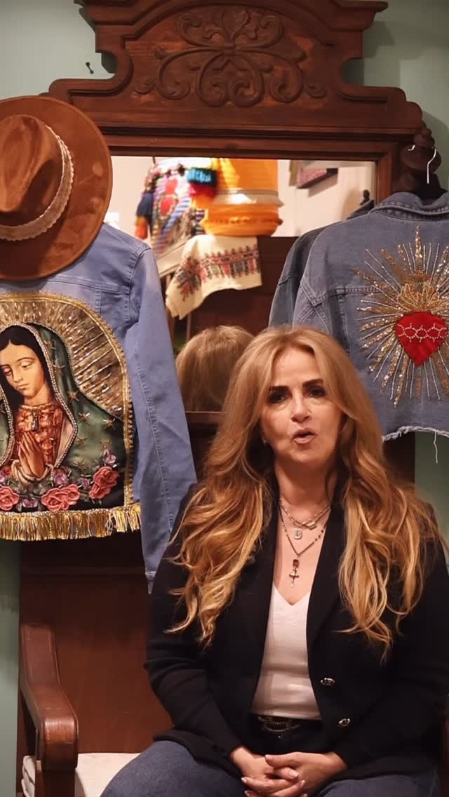 Capítulo 1: El Baúl de Valentina
El sueño de Martha nació con el nombre de su nieta Valentina. Así surgió Baúl de Valentina, un espacio donde cada accesorio es artesanal, irrepetible y lleno de historia.
¡No olvides pasar a visitarla aquí en Mercado del Carmen!