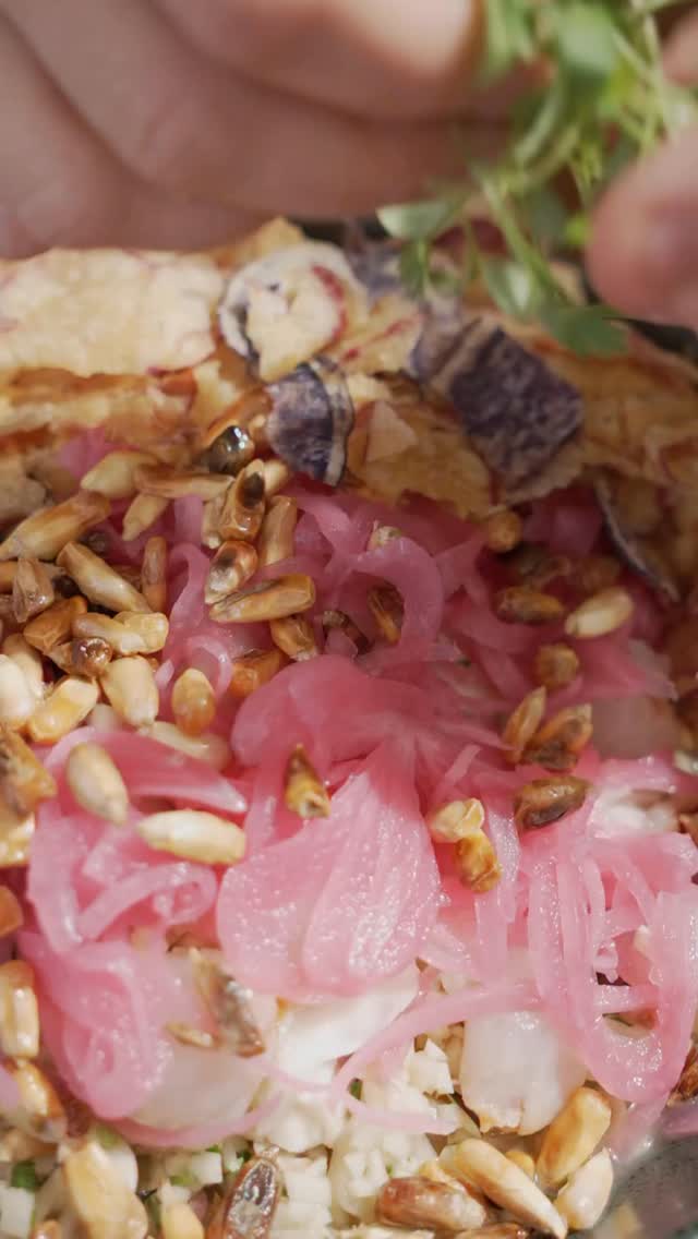 🥑🌍 1º de outubro – Dia do Vegetarianismo 🌱✨
Cada garfada é um gesto poderoso: nutre o corpo com saúde, abre espaço para o amor no coração por salvar os animais e fortalece a preservação dos nossos biomas 🐝
Ressignificar nossos encontros ao redor da mesa é também escolher alimentos coloridos, nutritivos e cheios de esperança por um mundo melhor. 🌎💚
Não existe Planeta B! E nesta transição planetária, a mudança começa de dentro: na quebra dos velhos padrões alimentares e na oportunidade de nos amar enquanto espalhamos sementes de um futuro mais verde. ✨🌱
Que tal hoje brindar à vida com sabor, consciência e alegria? #vegan#veganfood#plantbased#bananaverde
#veganbrazil#saopaulo#saopaulovegan
#vegansaopaulo#saudabilidade#vegetarianismo