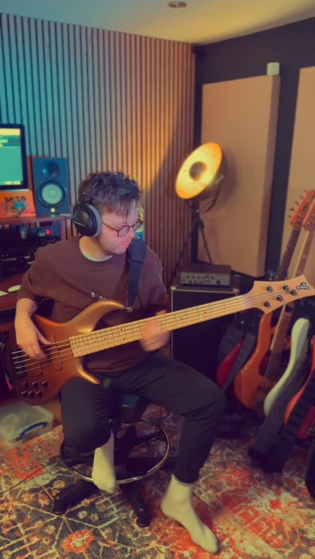 Me being a Responsible Guy with the MXR bass synth and Sab Cap
.
.
.
.
.
@jimdunlopusa @fbassinc @ianmartinallison @sabrinacarpenter @cavemanaudio @neuraldsp #fbassbn5 #mxrbasssynth #Bass #Bassist #BassCover #nanocortex #cavemanaudio #SabrinaCarpenter #Tears