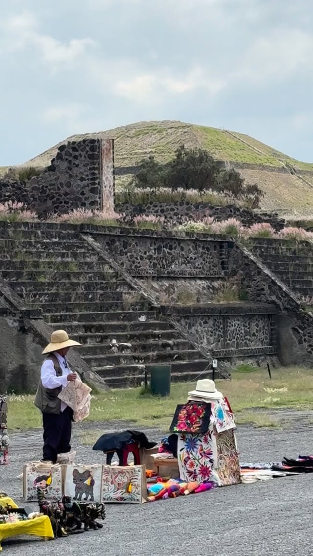 Amigo turista, te agradecemos mucho que cuides el patrimonio cultural y la basura la tires en su lugar, gracias por tan hermoso ejemplo para su hija.
Felicidades a estos padres responsables 🙏🏼
#guiasdeturistasmexico #guiascertificados #guiasdeturismo #familia #guiasdeturistas #fyp #touristguide #mexicotravel #fypシ #conoceméxico #vivemexico #mexicomagico #visitmexico #teotihuacan