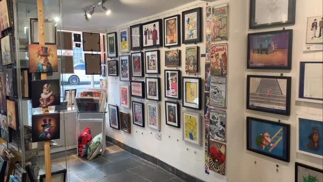 It’s hailing outside but cozy in the gallery!🤗#pet portraits #animationart #pinkpanther #aliceinwonderland