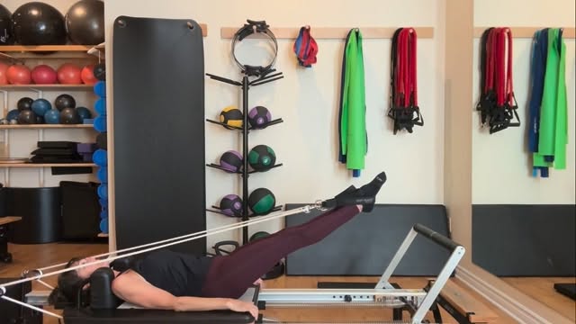Une pratique personnelle régulière nous permet, comme instructeur, de développer une compréhension approfondie des mouvements, de la conscience corporelle et des biensfaits du Pilates, ce qui renforce notre crédibilité et nous permet d’enseigner avec plus de profondeur et de sécurité!
www.studiotoniquepilates.com#pilateslaval #vieuxsterose #pilateslovers #santebienetre