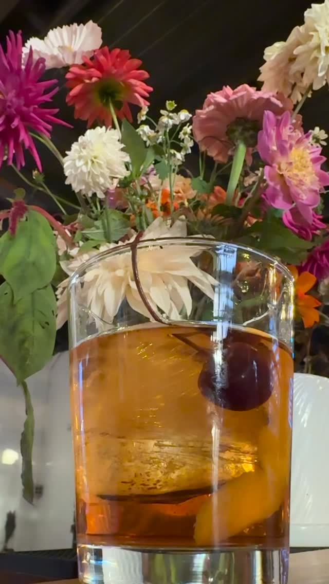 Hello, October! If we’ve got to say goodbye to summer, let’s do it the right way — with an old fashioned in hand and a little bourbon to keep us warm. Sweater weather never tasted so good. 🥃✨
.
.
.
#cocktailsandmocktails #whiteakerneighborhood #womanownedbusiness #eugenebarscene #crowandcart #cocktailbar #oldfashionedcocktail #bourbonweather #eugeneoregon