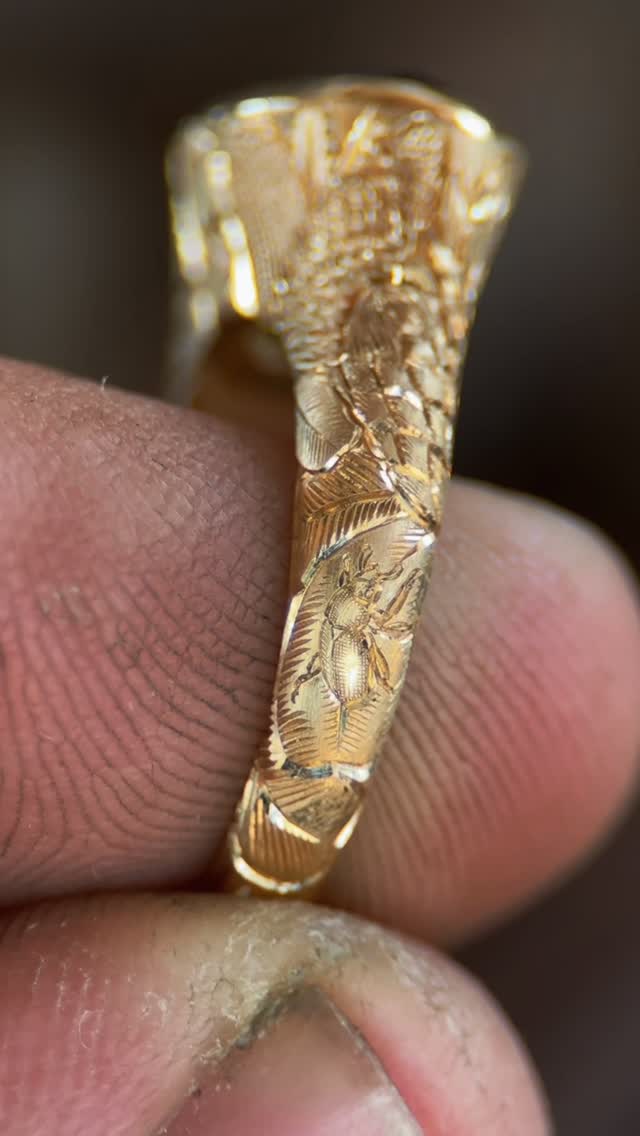 A close up view of our ready to wear piece, the Native Bouquet ring. Inspired by our Australian bushland that surrounds us, you’ll see meticulous hand engraving that encapsulates the entirety of the ring, telling a story of its own while complimenting the lush green Australian parti sapphire perfectly.
Available now
3.60ct Oval cut Green natural Australian sapphire
18k Yellow gold
Hand engraving
Size O
DM or email sales@thehouseoffacets.com.au for more information
To view our available Sapphires, Fine Hand-made jewellery and Custom Designs - DM, email sales@thehouseoffacets.com.au or visit our website to book an online or in-studio appointment today.
#australiansapphire #partisapphire #sapphirering #engagementring #bespokering #australiansapphire #jewellerydesigns #australianjeweller #perthjeweller #australianjewellery #australianjewellerydesigner #sydneyjeweller #melbournejeweller #brisbanejeweller #naturalsapphire #ringsofinstagram #unheatedsapphire #oneofakind #finejewelry #handmadejewellery #bluesapphire #yellowsapphire #greensapphire #ovalcut #ovalsapphire #handengraved