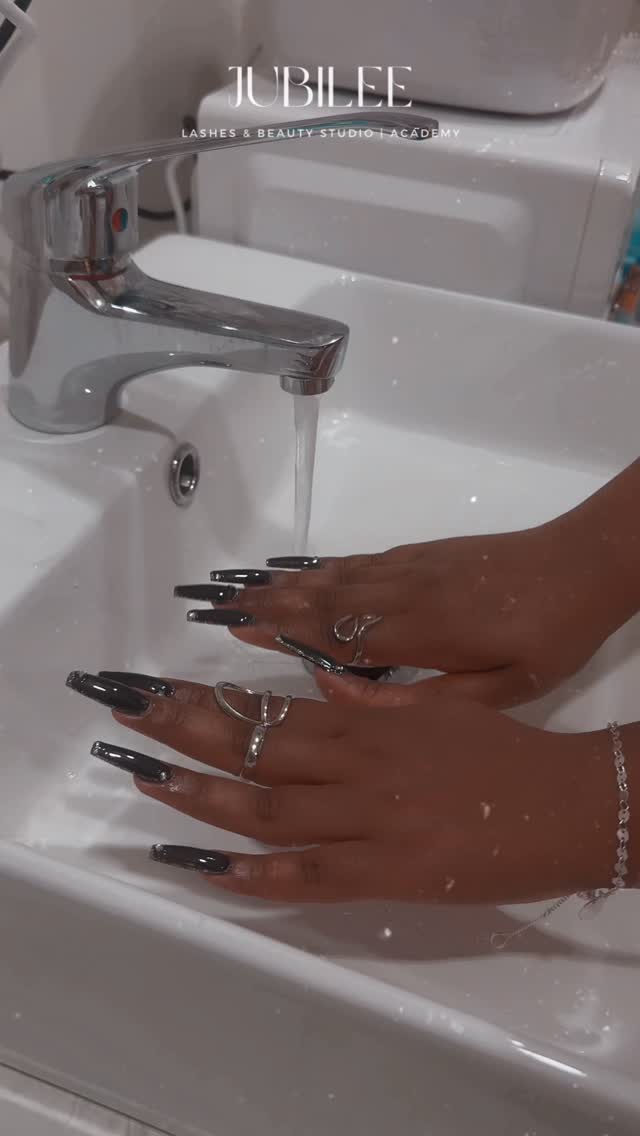 👑 With Beautiful Nails, Your Hands Will Be Like a Queen’s!
Every detail matters — from the perfect shape to the glossy finish ✨
Treat yourself to a little royal moment at Jubilee Lashes & Beauty 💅
💖 Choose from Shellac, Gel X, or Classic Manicure styles
📍 T8/1 Queen Rd, Melbourne
📅 Limited spots available this week
Because every queen deserves beautiful nails 👑