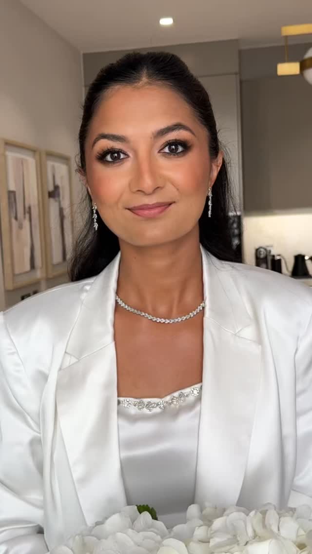 First time meeting my gorgeous bride Sana on the morning of her wedding - we went for a modern smokey eye and glowing skin for that effortlessly polished bridal look. ✨
Hair @vlbridallondon
Venue @adaytorememberlondon
Photographer @sophotographyuk.weddings
#BridalMakeupLondon #WeddingMakeup #BridalMakeup