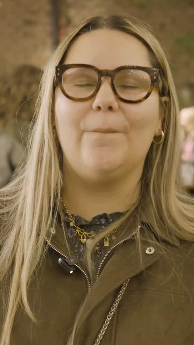 Ya estrenamos Antes.
Y no podríamos estar más orgullosos.
Las risas, los silencios y las miradas del público nos confirmaron que vamos por el camino correcto.
Gracias a todos los que fueron parte de este primer paso.
Los dejamos invitados a acompañarnos todos los viernes y sábados de octubre y noviembre.
El viaje recién comienza. ✨
#Antes #TeatroChileno #Estreno #TheCowCompany #TeatroMori #ObraAntes