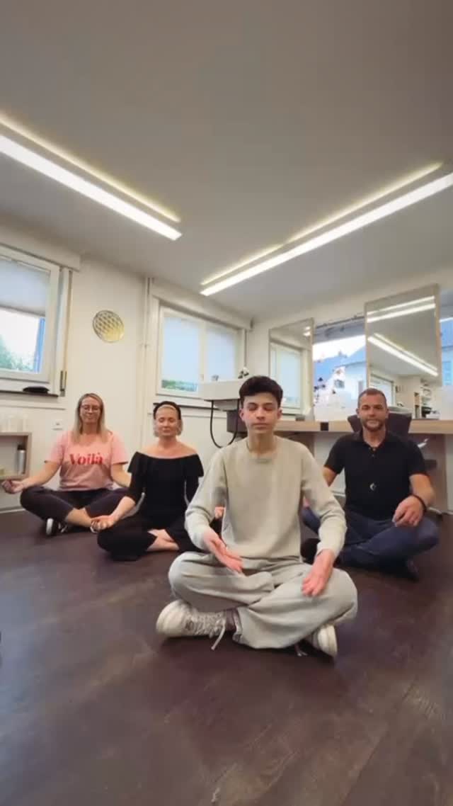 Einatmen… Durchdrehen! 😜🧘♂️🧘♀️
#saloncomedy #humor #stressabbau #salonlife #coiffeurschweiz #bäretswil #friseurhumor #hairstylistproblems