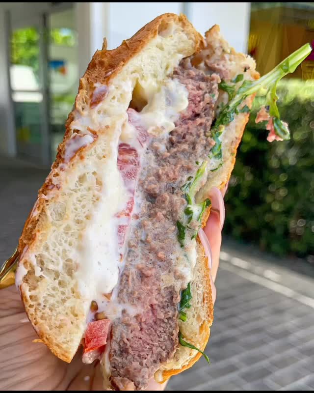 Visiting Naples for the first time? 🌴 Don’t miss @lakeparkdiner in downtown Naples (944 7th Ave N).
✨ Must-Try Favorites:
🍔 Lake Park Burger – raclette cheese, onions & garlic aioli
🥪 California Panini – rotisserie chicken, avocado, bacon & sriracha aioli
🍗 Pimento Chicken Sandwich – buttermilk fried chicken + pimento cheese
🥦 Buffalo Cauliflower & 🍟 Garlic Parmesan Fries – perfect starters
🍰 Butter Cake & 🥤 Super Shakes – dessert goals
🌱 Vegan & gluten-free options
🐾 Pet-friendly patio dining
🍹 Craft cocktails, mocktails & fresh juices
👉 Save this post for your next Naples foodie trip!
