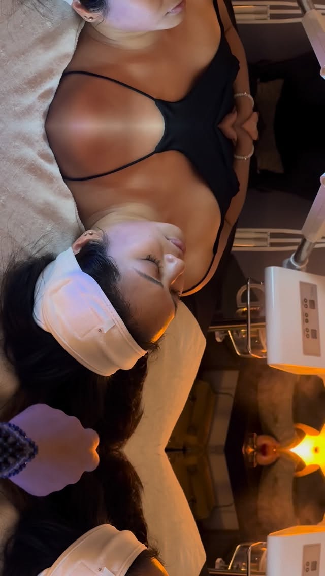 Lymphatic drainage using the @hydrafacial
A gentle, non-invasive way to reduce puffiness, stimulate circulation, and promote natural detoxification. Your skin’s glow starts with good flow.
This treatment helps lift, contour, and refine your features for that naturally sculpted glow. The perfect add-on to any treatment for that extra contour and glow.✨
Contact me to book or use the booking link in my bio.
www.satiskinspa.com
#facial #hydrafacial #lymphaticmassage #detox #lift #sculpt #lymphaticdrainage