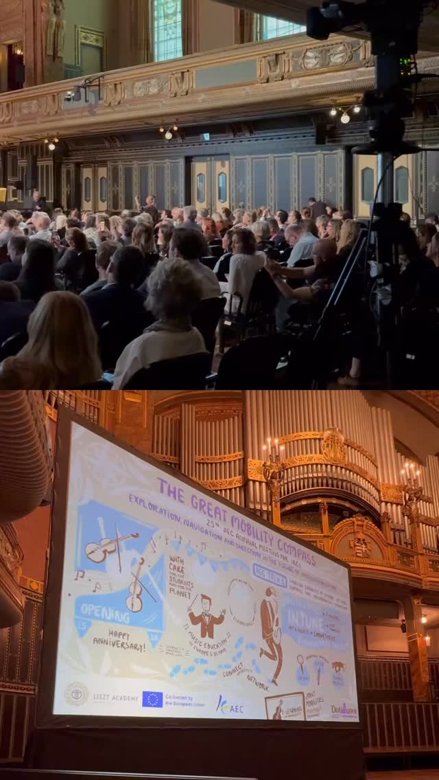 Big crowd, huge screen, and a whole lot of drawing energy ✨🎨
#liveillustration #graphicrecording #visualnotes #creativejourney #eventmagic #artlife