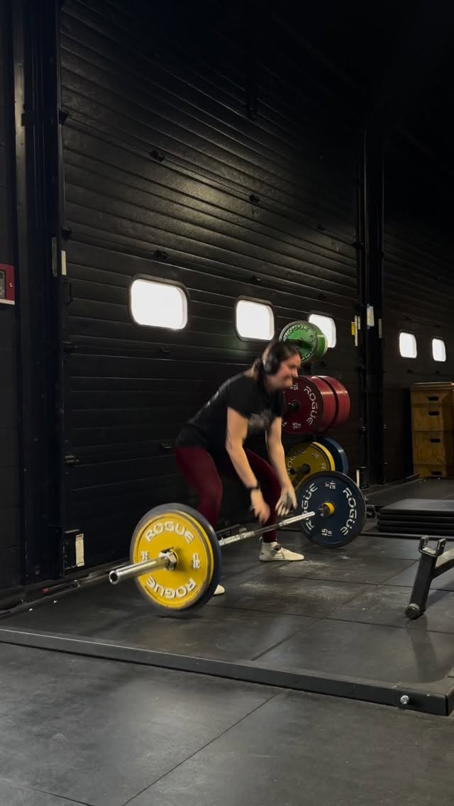 Super proud of this beltless pull!
3x1 @ 85% (205lbs)
I haven’t been enjoy in how the belt feels, so I just decided to not use it this block on deadlifts…
I think it felt like an RPE 8, maybe even a little less! Huge with from this week and super excited to hit next weeks squats!
#powerlifting #powerlifter #teamrezz #deadlift #beltless #beltlessdeadlift