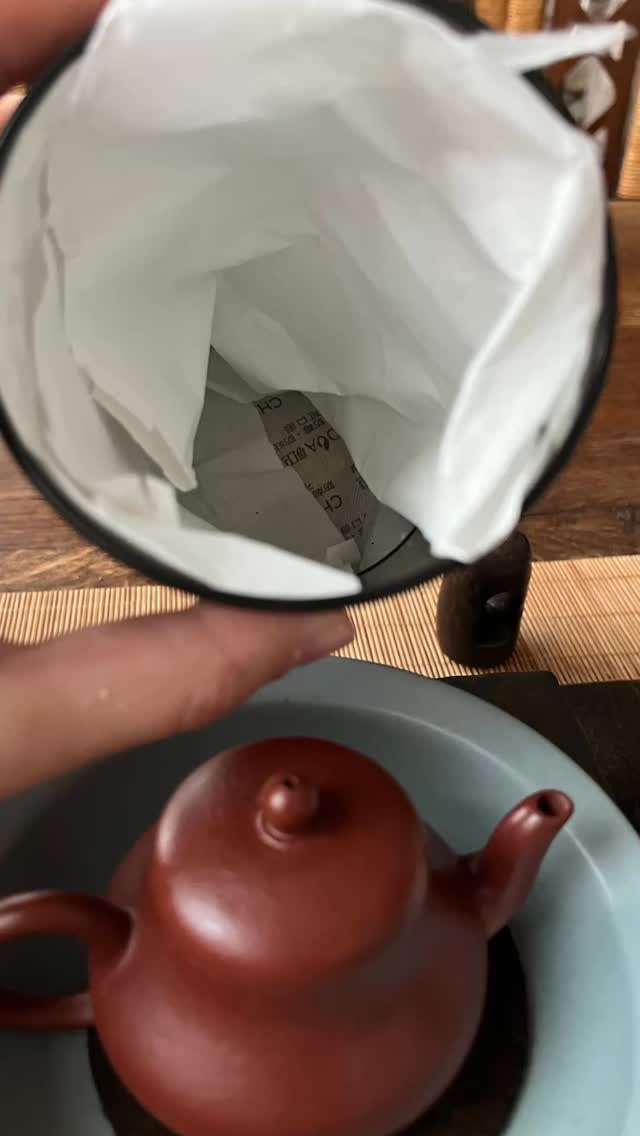 Today, I opened my 2020 Wudong Honey Orchid Dancong and realized it was the last infusion. I decided to enjoy it with a little ritual, making the moment memorable.
In the past, I often found it hard to say goodbye to the final infusion, but now I embrace it peacefully, brewing it with heartfelt appreciation for the skill and care that went into creating this beautiful tea.
#oolong #gongfucha #dancong #tealover❤️