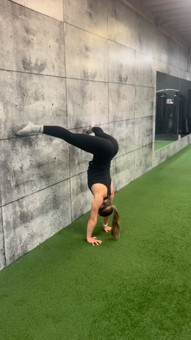 Ever wondered what handstand training looks like?
#handstand #redefineyourpossible #cometry