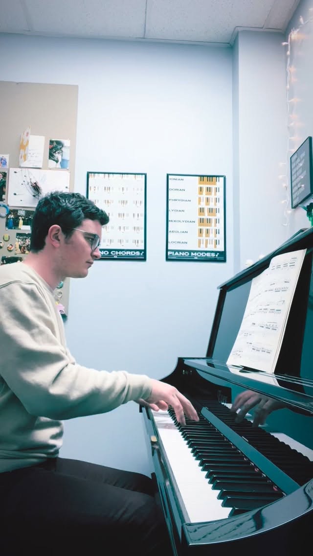 Sonata Pathétique Op. 13 mvmt. 2 - Beethoven
In serious contention for most beautiful melody ever written~🎵
.
.
.
.
.
#piano #beethoven