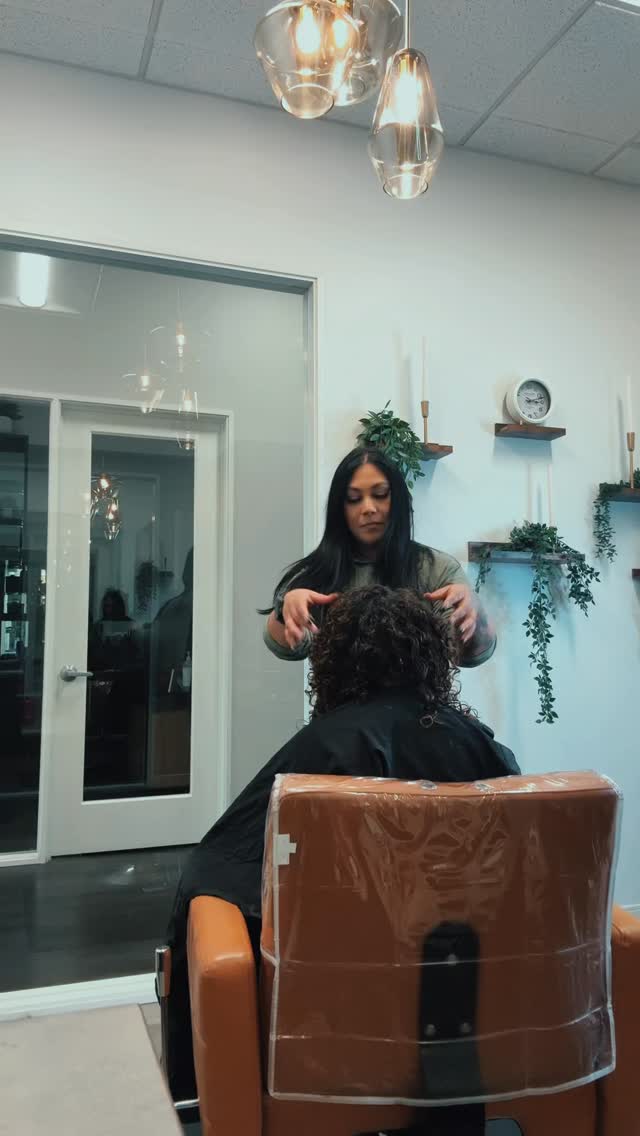 The curl reveal says it all 😍✨
Nothing beats that fresh cut, hydrated bounce, and pure joy when those curls pop!
#CurlyTransformation #CurlsUnleashed #CurlyHairGoals
#cutwithus