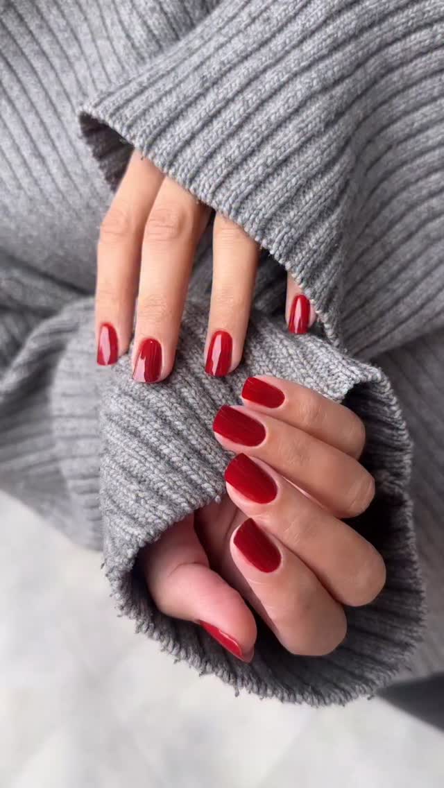 PERFECT RED 🍁
Kombinovani manikir sa gelom.
Koristile smo:
🍂 medium gel DARK
🍂 perfect red NEONAIL
🍂 dry top NEONAIL