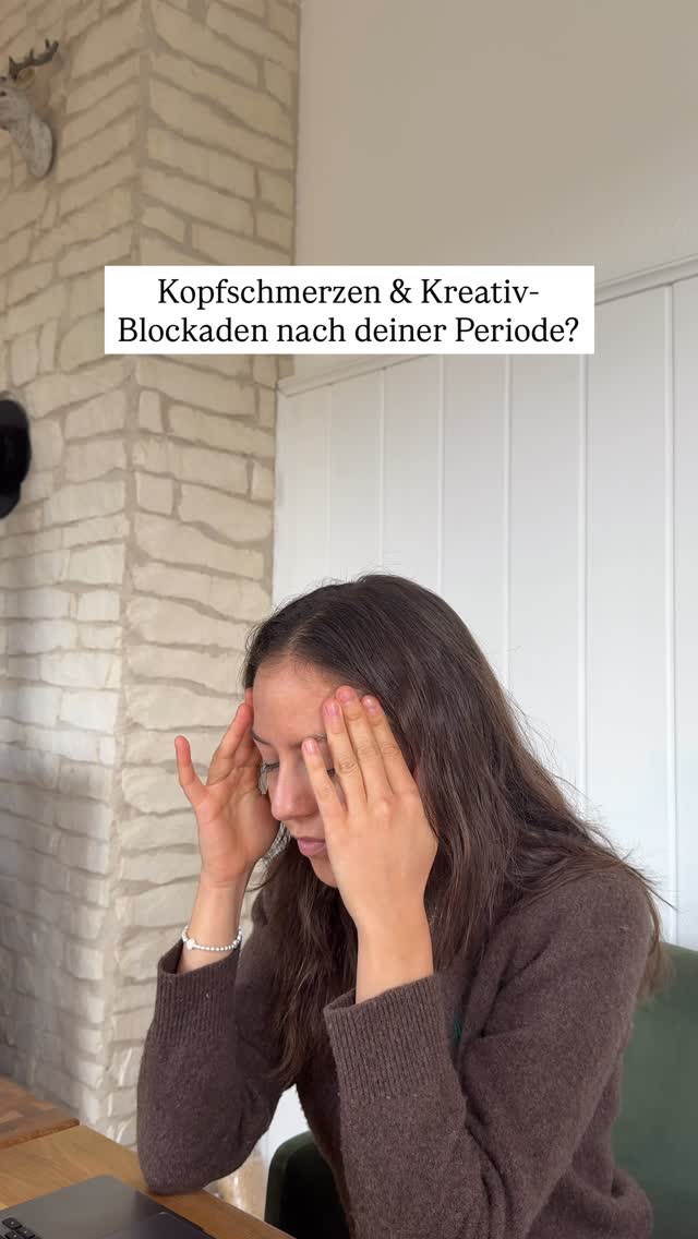 🩸 1. Hormonelles Ungleichgewicht oder zu schneller Östrogenanstieg:
In der Follikelphase steigt der Östrogenspiegel deutlich an – das sorgt normalerweise für mehr Energie und Fokus. Wenn der Anstieg jedoch zu steil oder unausgeglichen ist (z. B. durch Stress, Schlafmangel, Ernährung, Pille etc.), kann das Kopfschmerzen, innere Unruhe und Überforderung auslösen.
⚡️ 2. Stress oder mentale Überforderung:
Viele Frauen überspringen den natürlichen Aufbau und wollen sofort performen. Zu viel Planen, Arbeiten oder Selbstoptimieren blockiert das natürliche, spielerische Entfalten dieser Energie. → Ergebnis: Spannungskopfschmerzen, innere Anspannung und kreative Leere
🧠 3. Fehlender Ausdruck der inneren-Kind-Energie:
Energetisch ist die Follikelphase eng mit dem inneren Kind oder der Jungfrau-Archetypin verbunden: neugierig, verspielt, leicht. Wenn du diese Qualitäten unterdrückst (z. B. durch zu viel Struktur, Angst vor Fehlern oder Leistungsdruck), staut sich Energie im Kopf statt frei zu fließen. → Ergebnis: geistige Müdigkeit, kreative Blockaden
🌬️ 4. Fehlende Erdung oder Bewegung
Wenn die Energie steigt, aber nicht durch Bewegung, Tanz oder Körperausdruck kanalisiert wird, kann sie sich „nach oben“ stauen. → Ergebnis: Kopfdruck, Nervosität
🌙 5. Unbewusste Emotionen nach der Menstruation:
Oft kommen nach der Blutung noch unverarbeitete Emotionen hoch – Traurigkeit, Leere oder das Bedürfnis nach Rückzug. Wenn man sich aber direkt in Aktion stürzt, ohne innerlich bereit zu sein, entsteht ein innerer Konflikt: „Ich sollte jetzt funktionieren, aber eigentlich brauche ich noch Ruhe.“ → Ergebnis: Blockierte Kreativität oder Spannungskopfschmerz.
Sende das an eine Freundin, die sich nach ihrer Periode nicht gut fühlt 💌
Deine Jana Noel