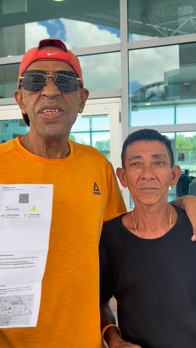 Lazaro y Orto consiguen trabajo y casa en otro estado y allá se van a probar suerte! De la calle a empezar de nuevo con dignidad. A ganarse la vida trabajando, como debe ser! Buen viaje muchachos! Grandes! Vamos que se puede! ❤️💪❤️💪❤️
#hermanosdelacalle #homeless #endinghomelessness #housingfirst #invisiblepeople #miami