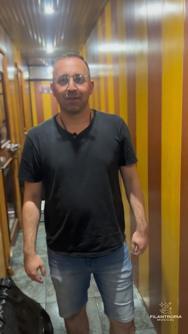 O @rafael.mirim também está participando do “Filantropia Musical Vol. 1”, dono de uma voz belíssima cheio de potência, tem um trabalho musical a anos, com musicas autorais, cheio de romantismo e muito pagode.
Nesta edição gravamos sua musica “Viver é Sonhar” arranjada pelo @mtecla.prod, e “Sinais e Separação” grandes sucessos do nosso pagode do Casa Nossa e Sorriso Maroto, muito em breve vocês poderão acompanhar aqui em nossas redes.
Rafa, um prazer imenso tê-lo conosco neste projeto, sem dúvidas sua voz e carisma farão a diferença para uma galera! Vamos juntos. 🧡🫱🏻🫲🏼
#FilantropiaMusical #RafaMirim #RafaelMirim #pagode #ViverÉSonhar #musica